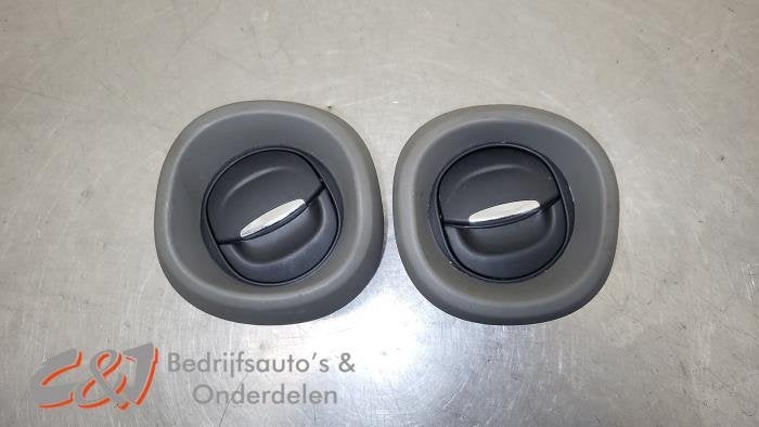 Grille aération tableau de bord d'un Renault Trafic, Renault, -, 3 mois de garantie, Utilisé