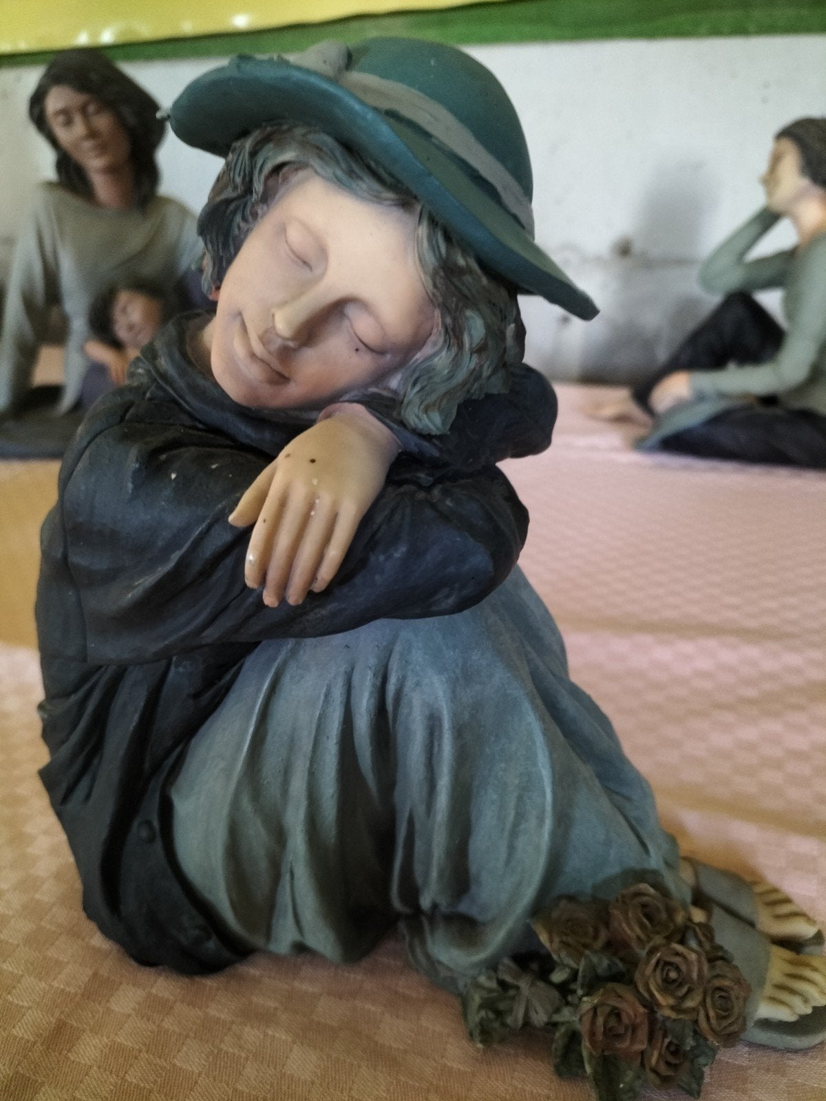 figurine en céramique fille avec fleurs, Enlèvement ou Envoi, Fleurs