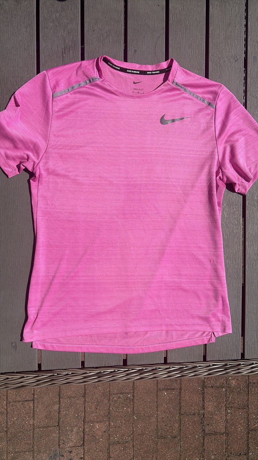 Tshirt Nike running rose, Vêtements | Hommes, Vêtements de sport, Rose, Général, Comme neuf, Taille 48/50 (M)