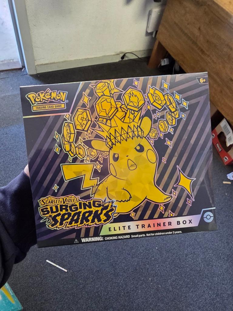 Pokémon Surging Sparks, Hobby & Loisirs créatifs, Jeux de cartes à collectionner | Pokémon, Neuf, Autres types, Foil, Enlèvement ou Envoi