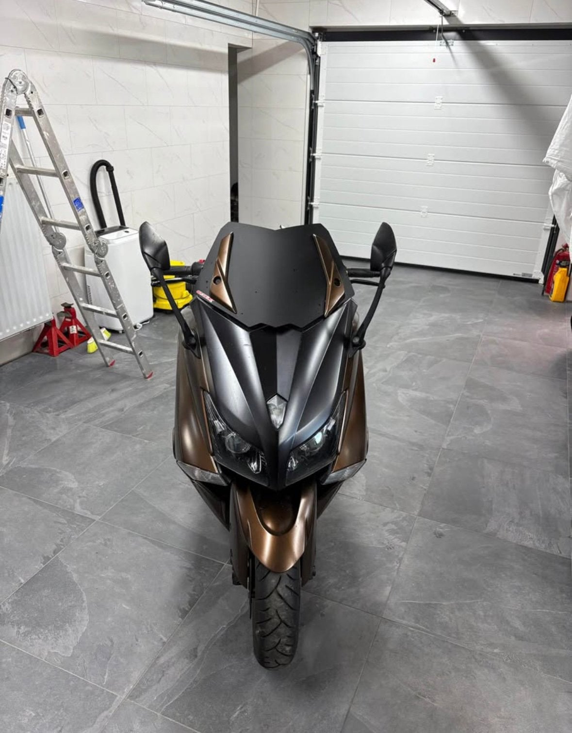 Tmax 530, Bedrijf