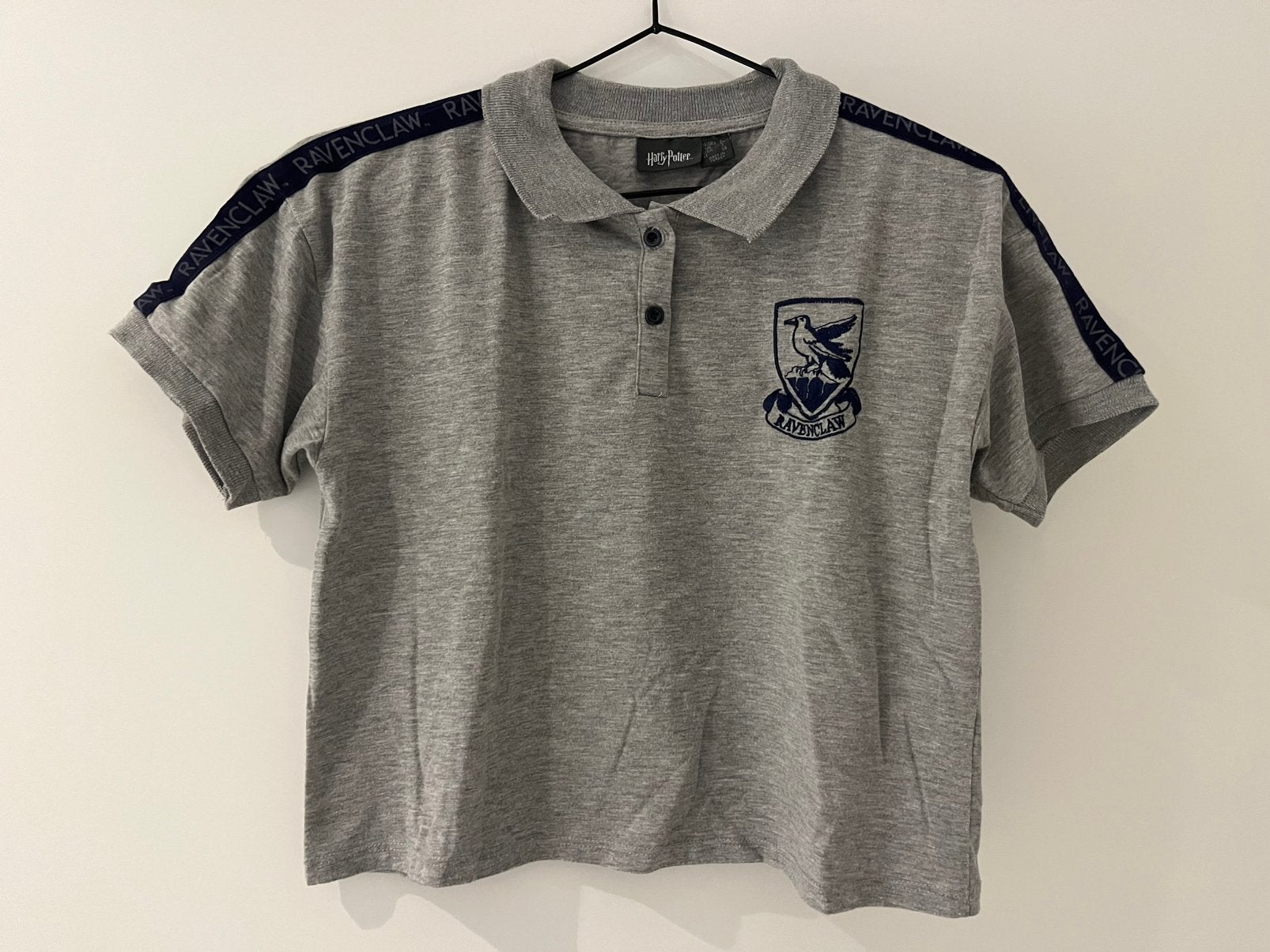 Harry Potter Ravenclaw cropped polo grijs Primark (maat 34), Kleding | Dames, Nieuw, Ophalen of Verzenden, Korte mouw, Maat 34 (XS) of kleiner
