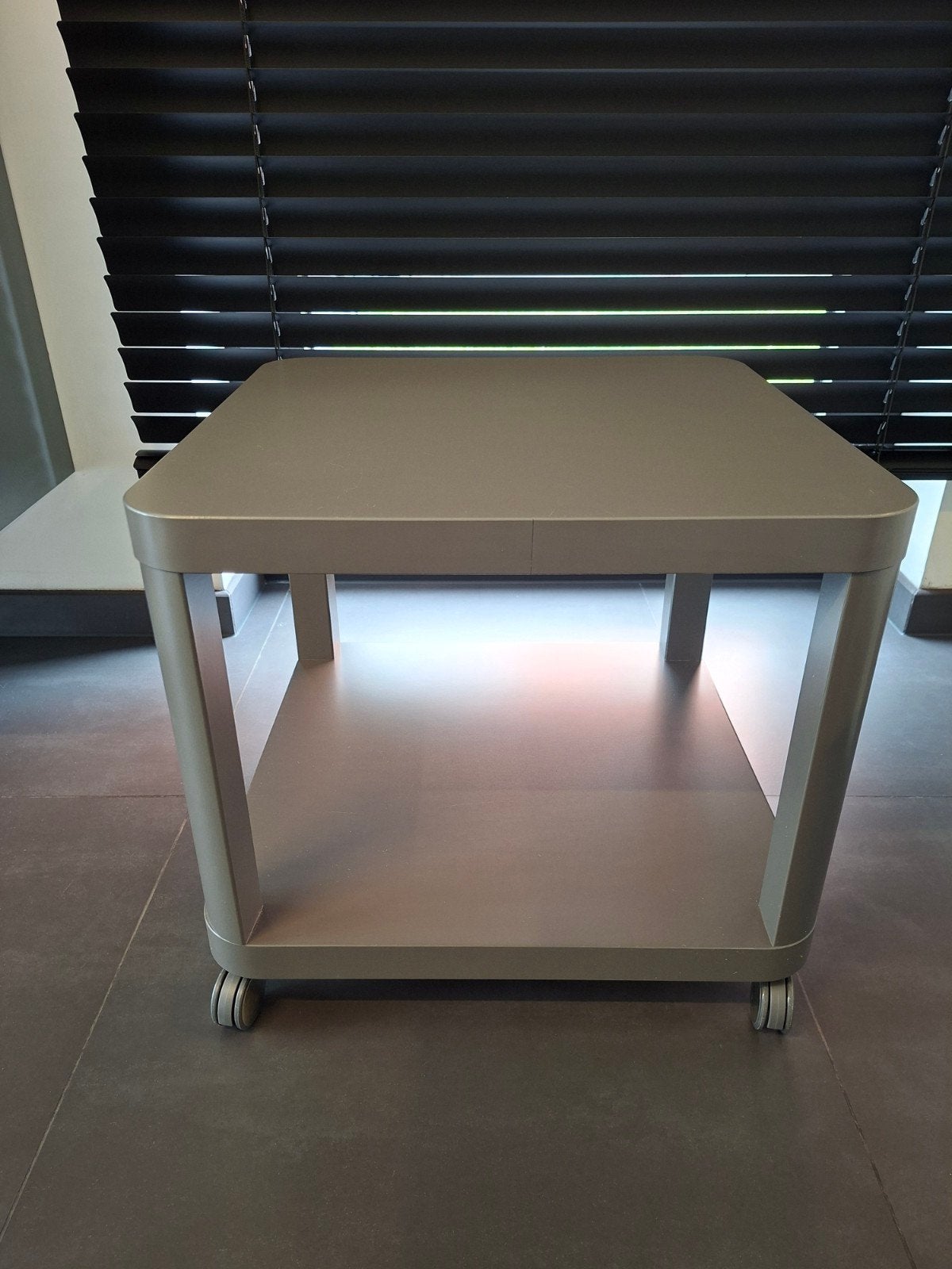 ikea bijzettafel antraciet 50x50cm op wielen, Huis en Inrichting, Tafels | Bijzettafels, Overige materialen, Minder dan 55 cm