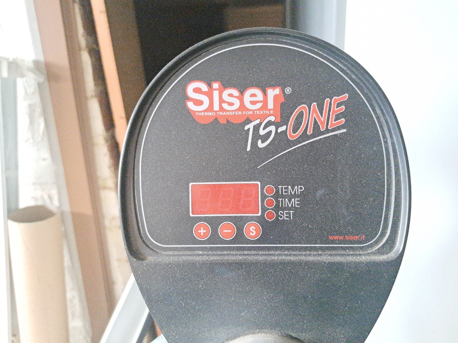 Siser, Enlèvement
