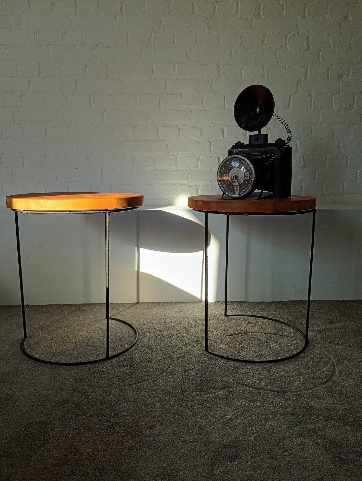 Set van 2 ronde houten bijzettafels – industrieel, Gebruikt, Rond, Industrieel, Hout