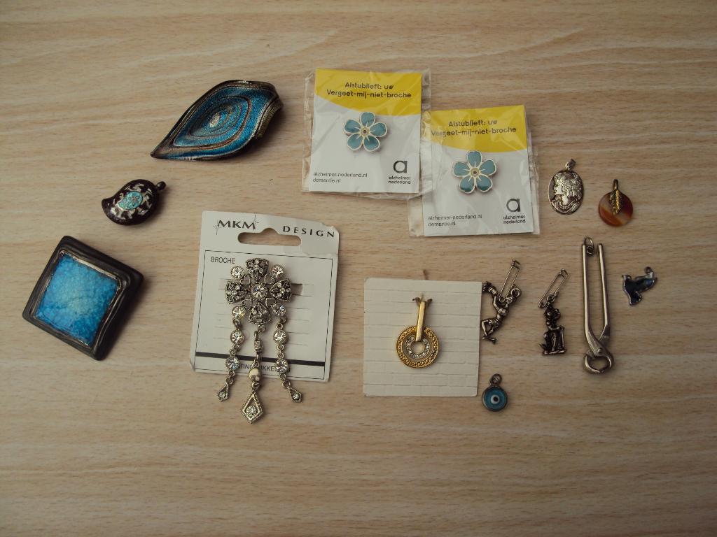 lot van fantasie hangers en broches -5 euro, Ophalen of Verzenden, Zo goed als nieuw