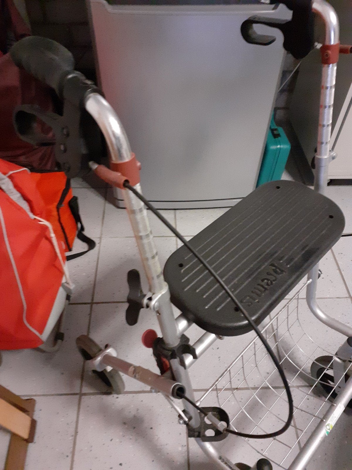 rollator met 4 wielen en zitje, Diversen, Ophalen, Lichtgewicht, Zo goed als nieuw