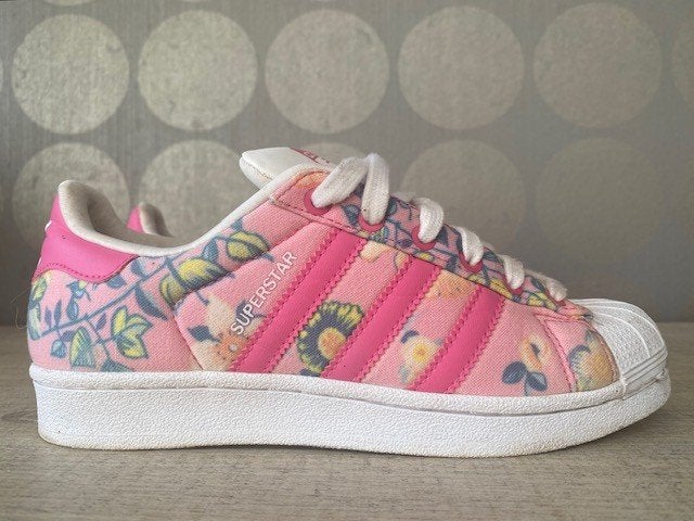 ADIDAS Superstar gebloemde sneakers in roze/multi M36 2/3, Kleding | Dames, Schoenen, Zo goed als nieuw, Sneakers, Roze, Ophalen of Verzenden