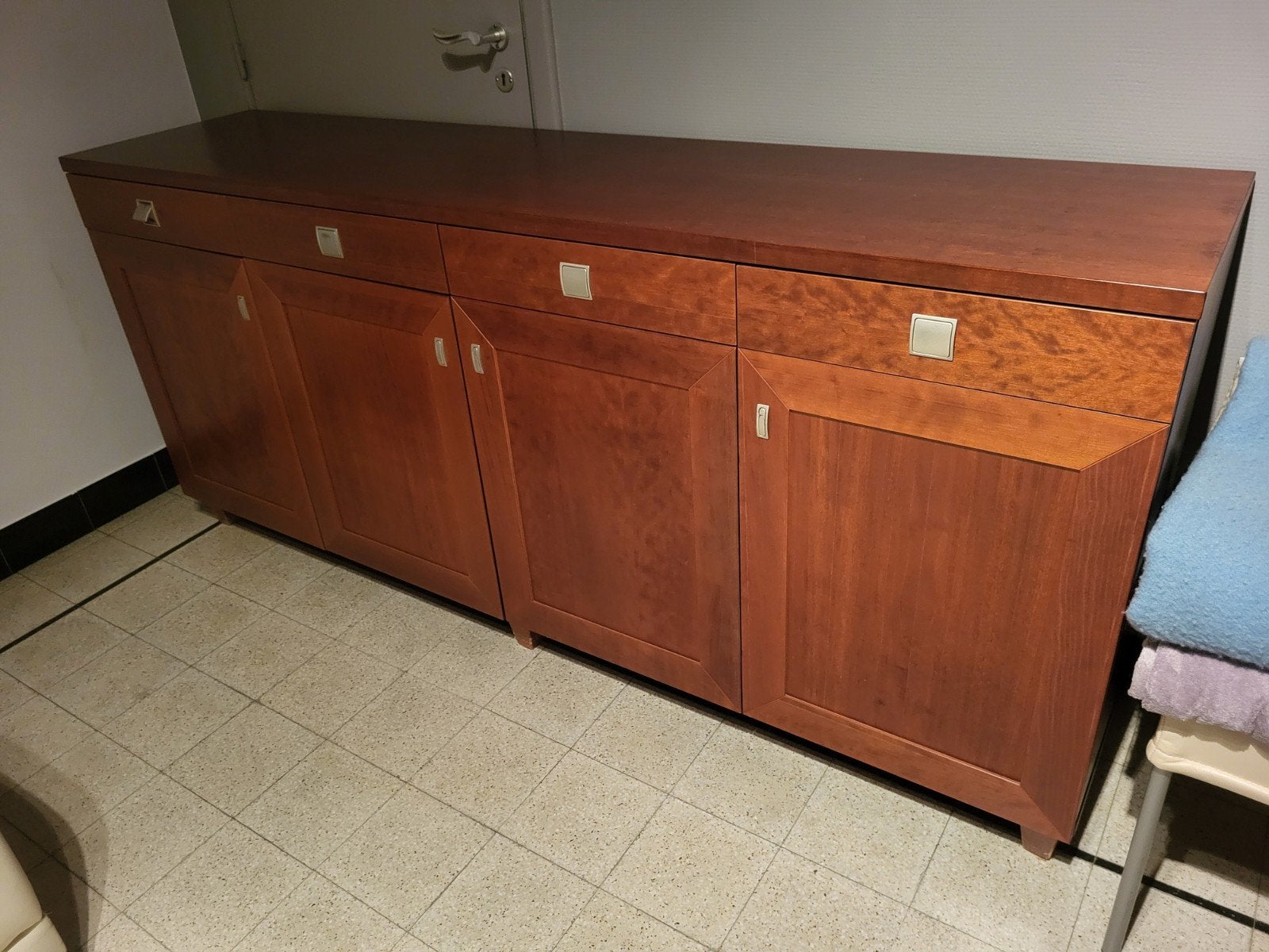 Dressoir en barkast, Ophalen