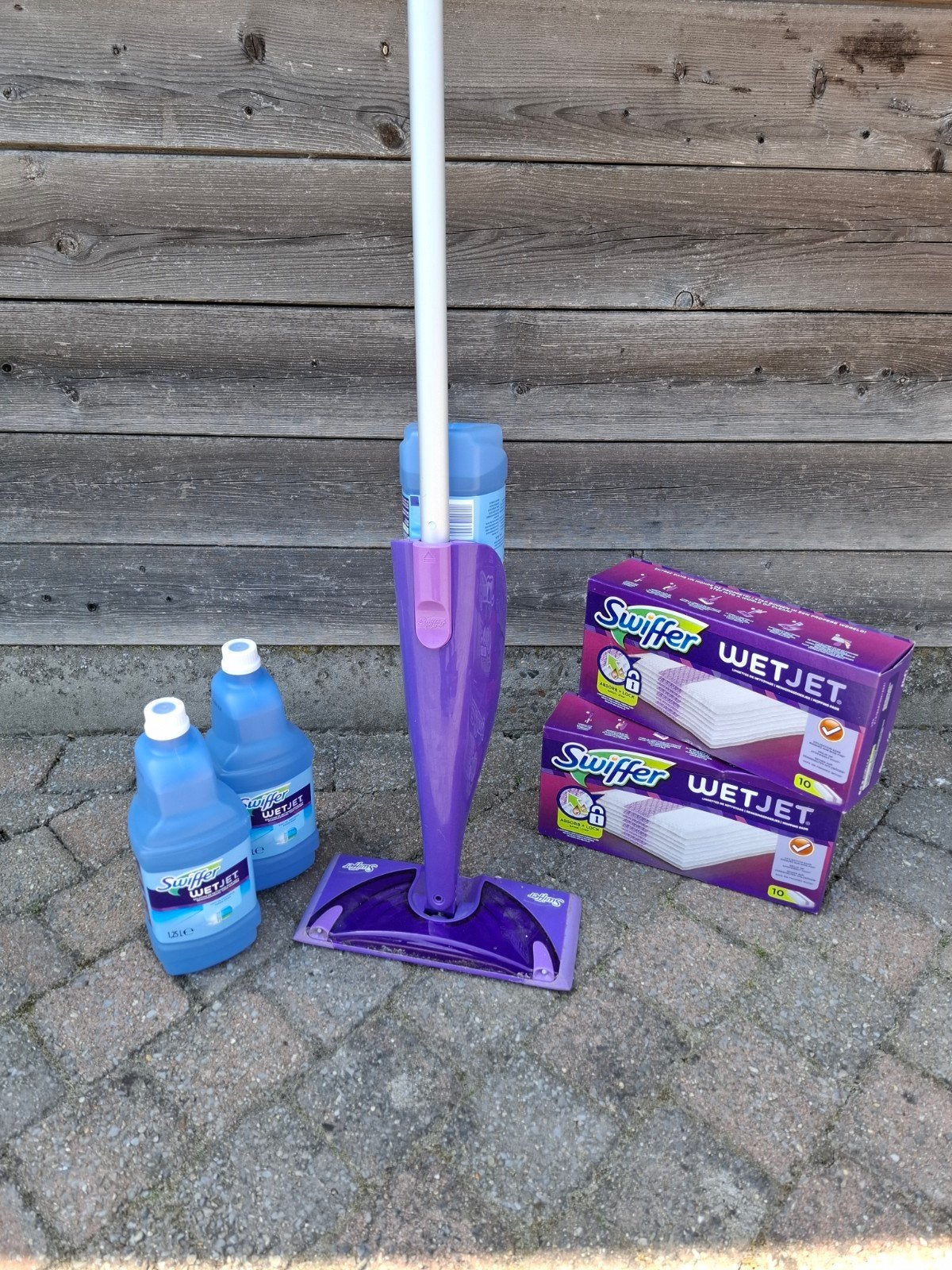 Swiffer Wet Jet.
Met 2 ongeopende dozen dweilen
En 2 volle b, Ophalen