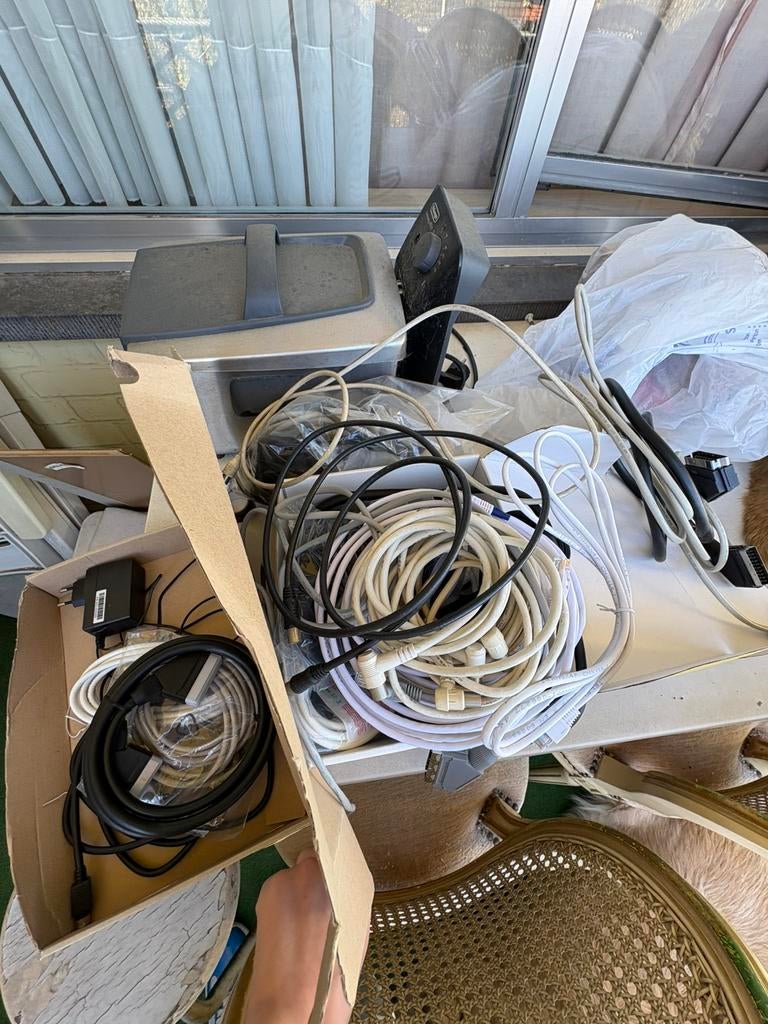 Boite rempli de cable elektricite a vendre plein de sort, Informatique & Logiciels, Enlèvement, Comme neuf