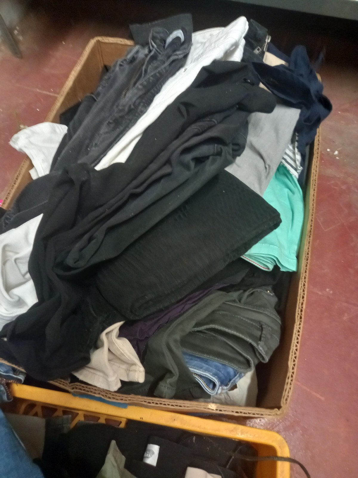 2 caisse vetement  femme (veste.  jupe et divers)