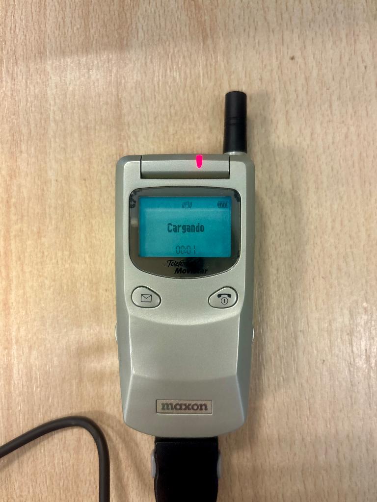 Vintage gsm telefoon mobieltje Maxon, Telecommunicatie, Geen camera, Inklapmodel, Ophalen of Verzenden, Zo goed als nieuw