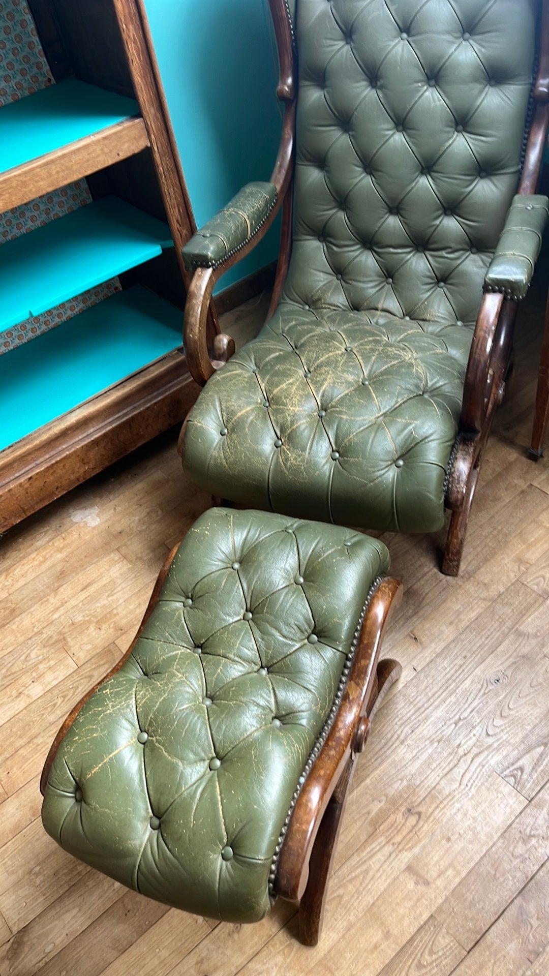 Ensemble Chauffeuse cuir style victoirien /  et repose pied, 75 à 100 cm, Victorien/regency, Enlèvement, Utilisé