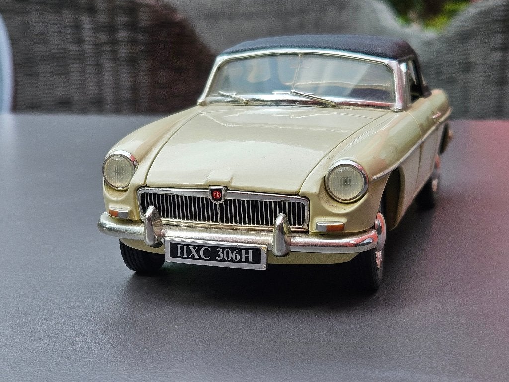 MGB 1963 Corgi Classics 1:18 Vieil blanc anglais, Enlèvement ou Envoi, Comme neuf, Voiture, Autres marques