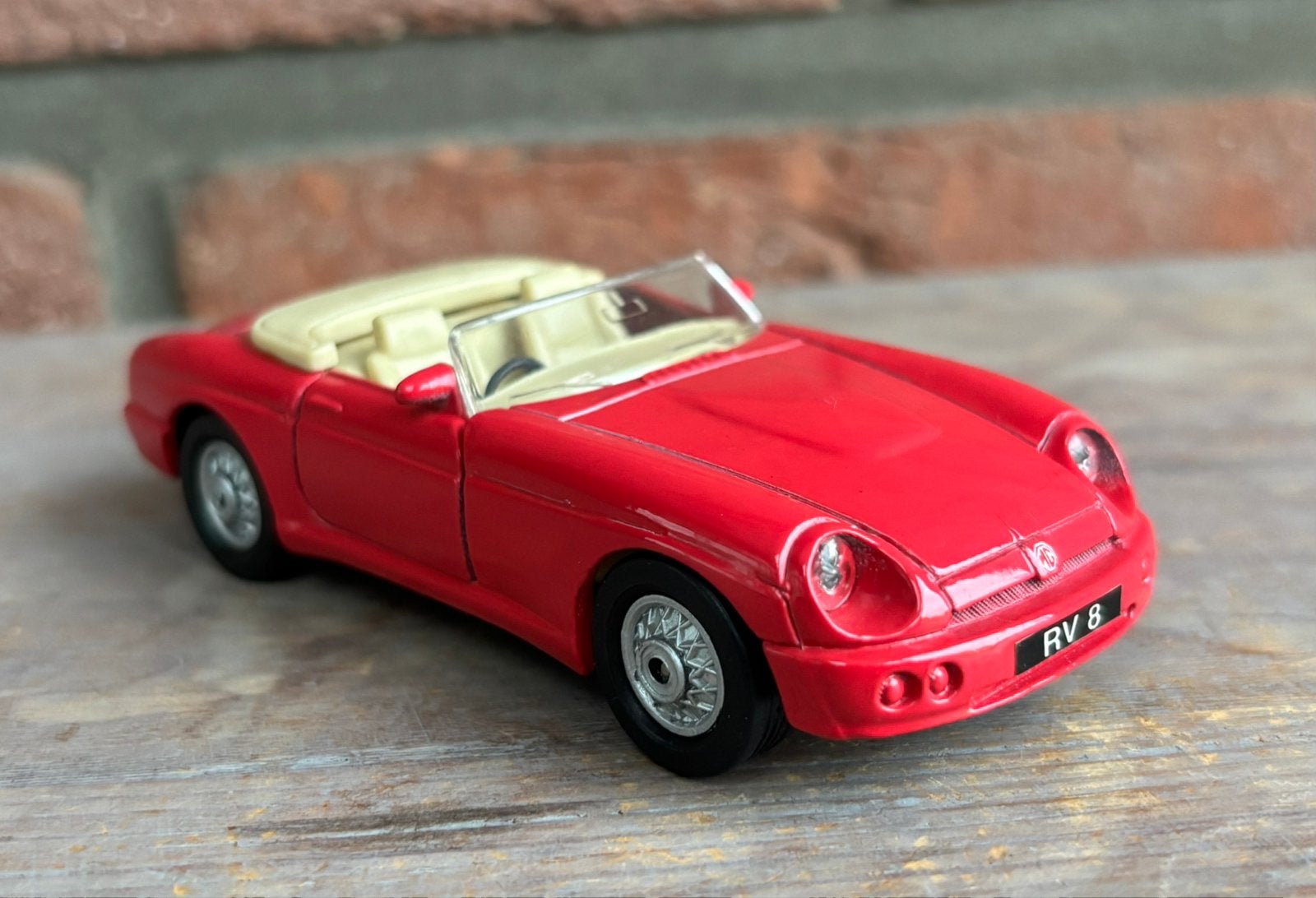 Maisto Shell MG RV8 - schaal 1:37, Hobby en Vrije tijd, Modelauto's | Overige schalen, Zo goed als nieuw, Auto, Ophalen of Verzenden