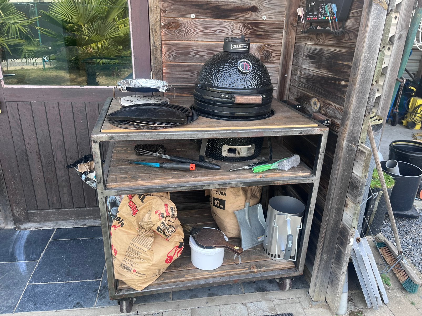 Bastard compact met tafel, Tuin en Terras, Houtskoolbarbecues, Gebruikt, Met accessoires, Ophalen