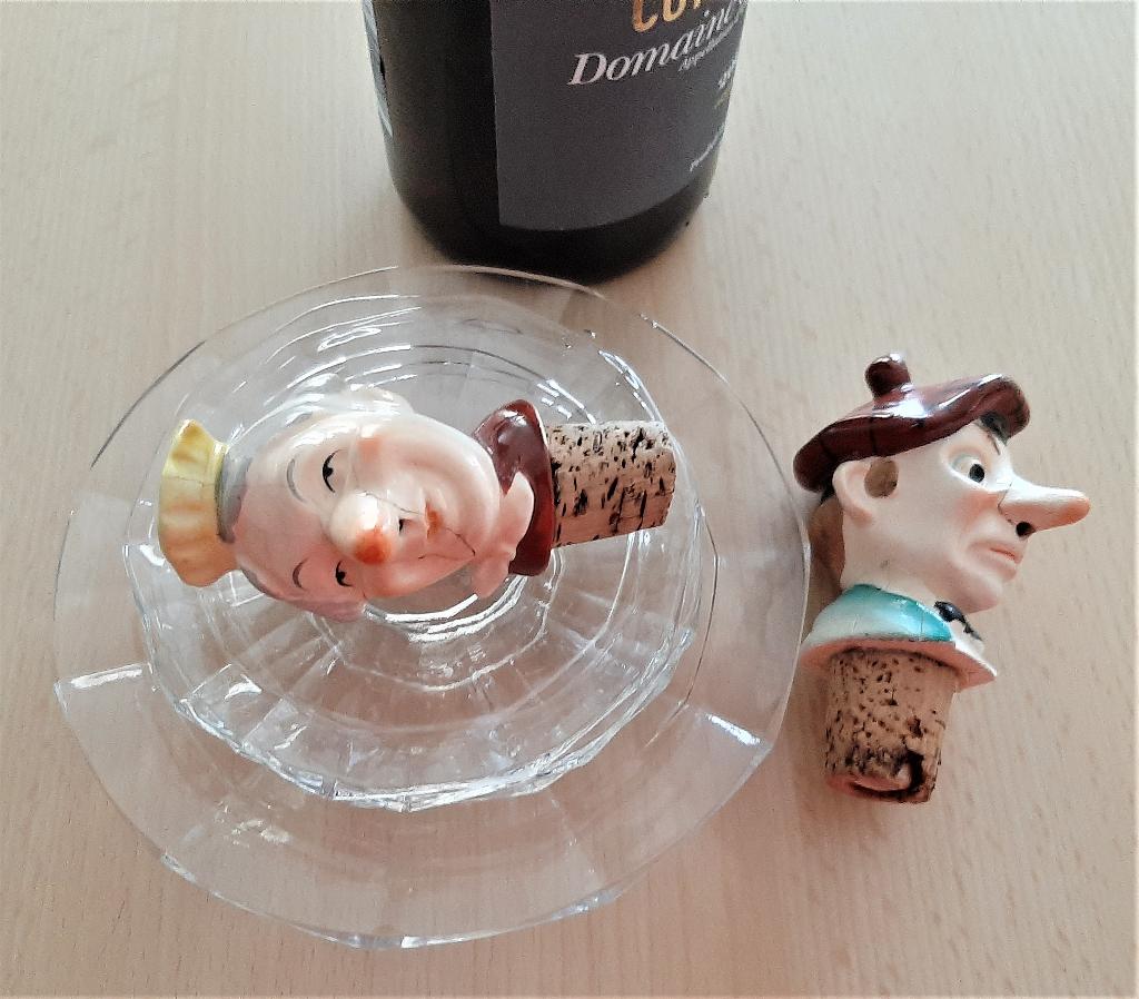 Te koop: 2Leuke porseleinen koppen voor likeurflessen., Antiek en Kunst, Ophalen