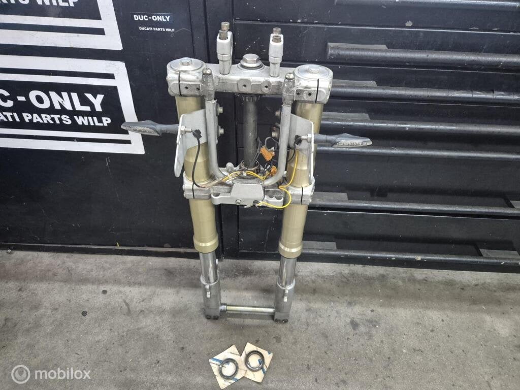 Voorvork vork compleet kroonplaten Monster 600 750 900, Gebruikt, Factorystore.service@ducati.com, Ophalen of Verzenden, Via Antonio Cavalieri Ducati, 74/5, 74/6, 40132 Bologna BO