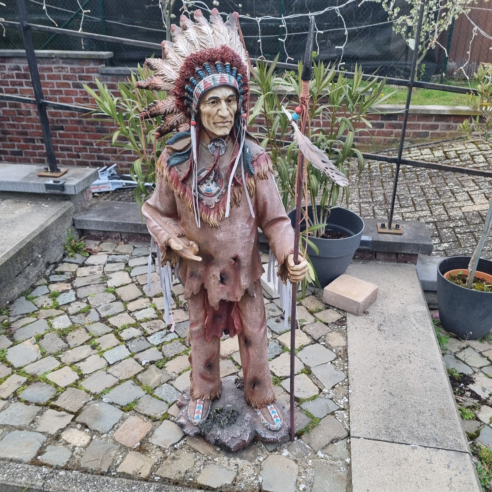 Super mooie Indianer staanbeeld met speer, Huis en Inrichting, Woonaccessoires | Boeddhabeelden, Ophalen