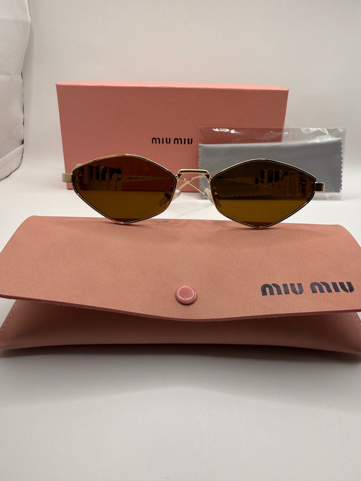 Miu Miu zonnebril 40 euro 3 voor 100 euro, Ophalen of Verzenden, Nieuw, Zonnebril