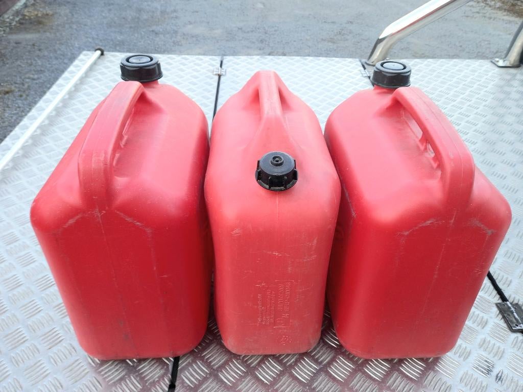 Drie rode Jerrycans of Bidons van 20 Liter voor Brandstof, Ophalen, Gebruikt