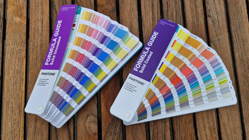 Pantone kleurenwaaier Formula Guide Coated en Uncoated, Boeken, Kunst en Cultuur | Fotografie en Design, Ophalen of Verzenden