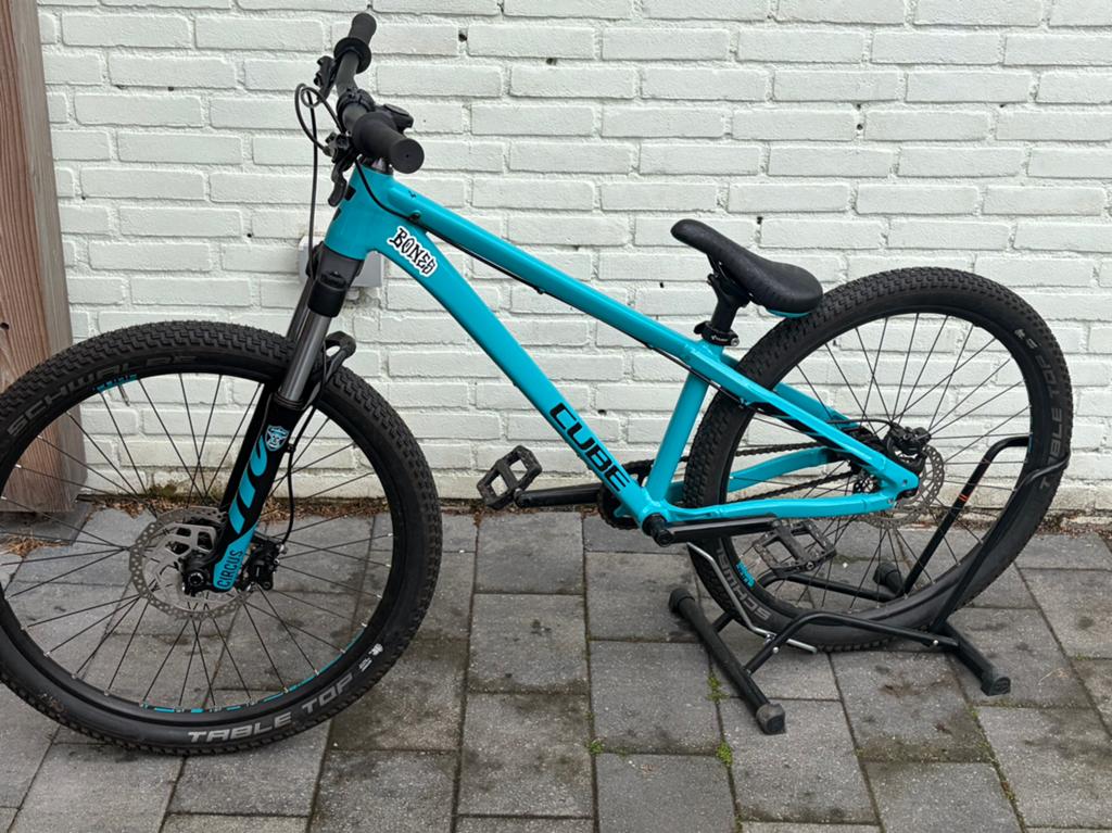Dirt jumper cube flying circus 26 inch, Fietsen en Brommers, Ophalen, Zo goed als nieuw