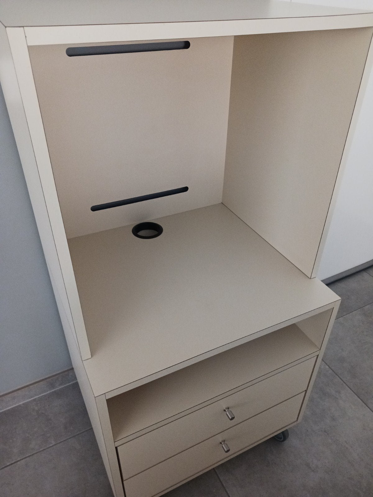 Beige kast op wielen te koop., Huis en Inrichting, Ophalen, Zo goed als nieuw