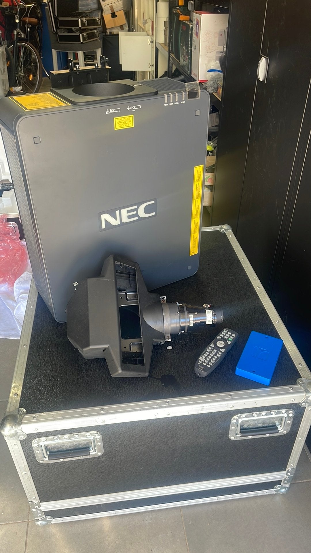 INSTALLATION NEC AV PROFESSIONNELLE - 81 heures !, Enlèvement, Comme neuf