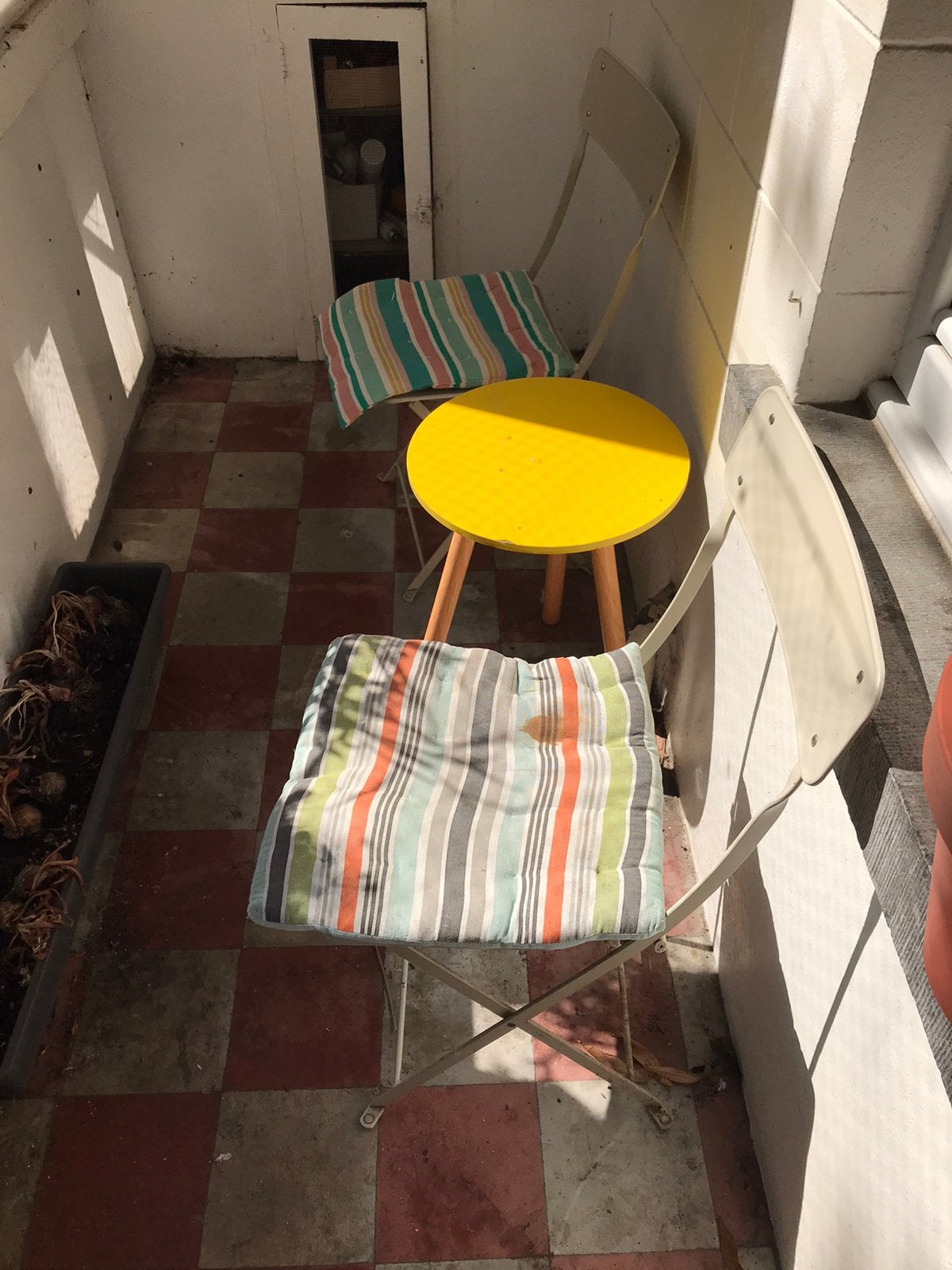 Bijzettafel met twee terrasstoelen, Ophalen