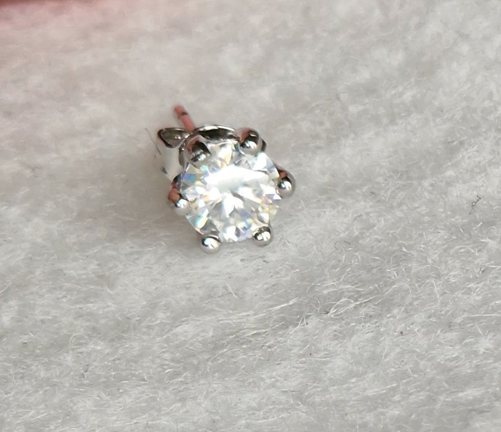 Moissanite oorbellen, Nieuw, Ophalen of Verzenden, Met edelsteen, Knopjes of Stekers
