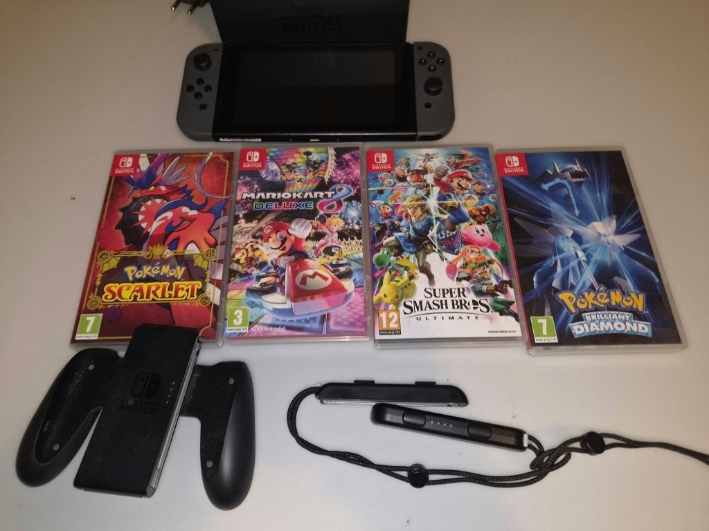 Nintendo switch V2 + 4 spellen, Games en Spelcomputers, Ophalen, Zo goed als nieuw, Vanaf 7 jaar, Online