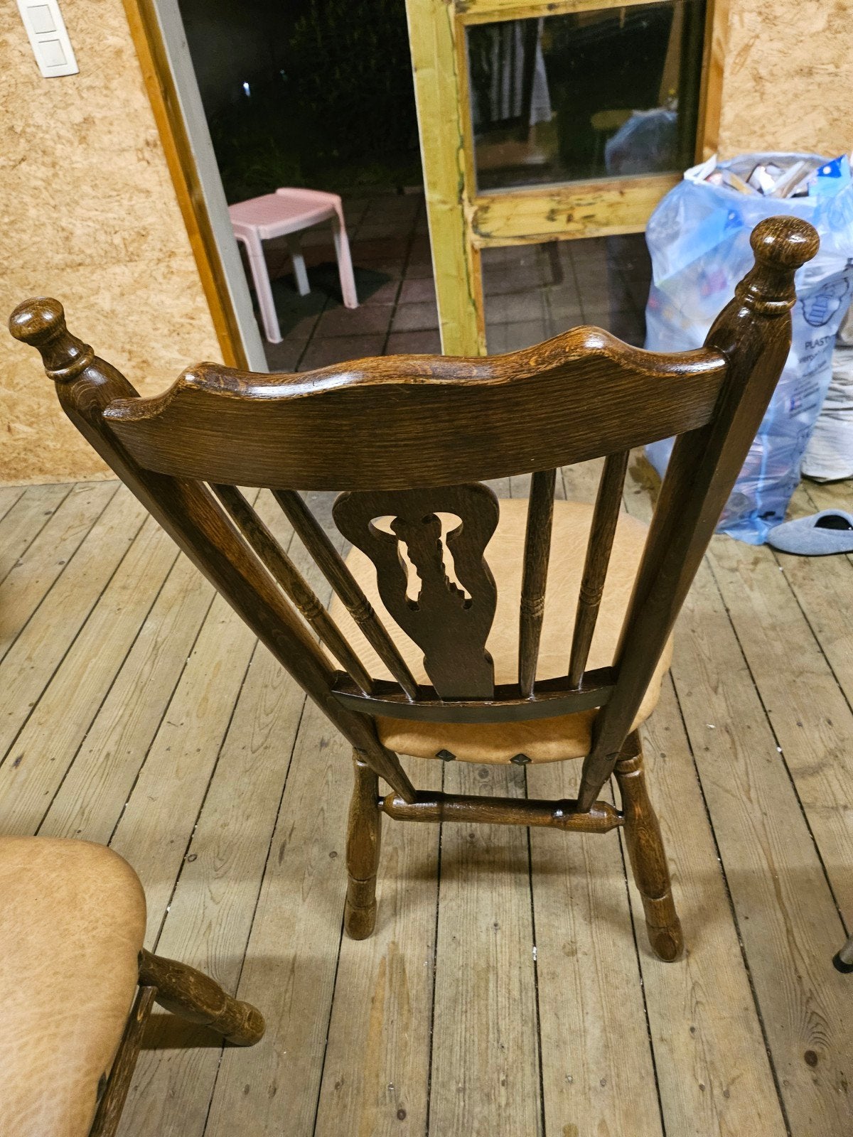 Antiekne Stoelen, Enlèvement
