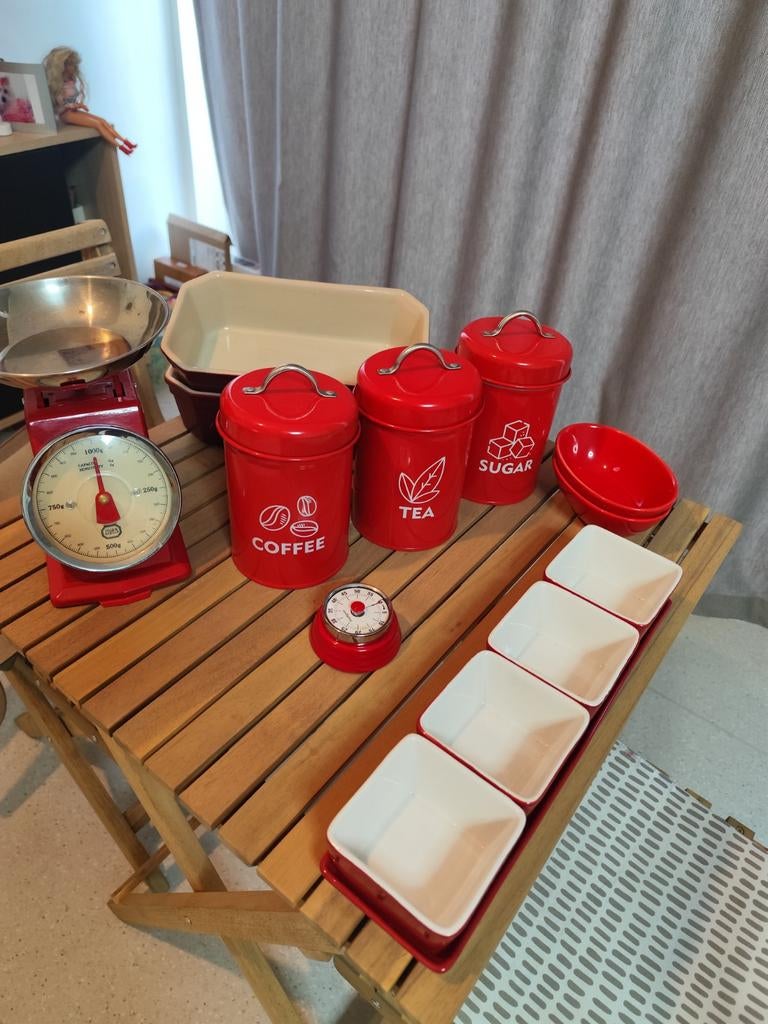 Keuken. Servies. Rood., Enlèvement