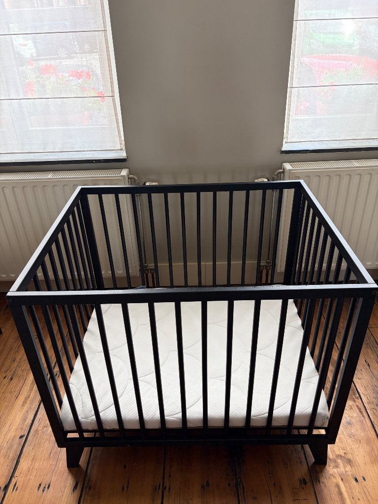 Parc noir avec matelas, Enfants & Bébés, Parcs, Enlèvement, Utilisé, Rectangulaire, Réglable en hauteur