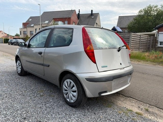 mooi punto 1200 benz. met airco word gekeurd voor verk euro4, Auto's, Fiat, Voorwielaandrijving, Stof, USB, 1242 cc