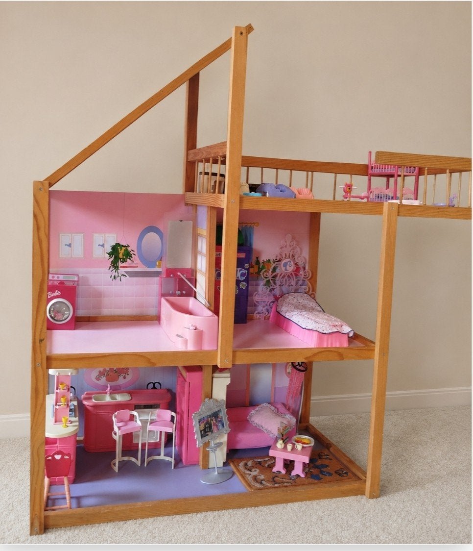 Maison Barbie avec de nombreux accessoires et poupées, Enlèvement