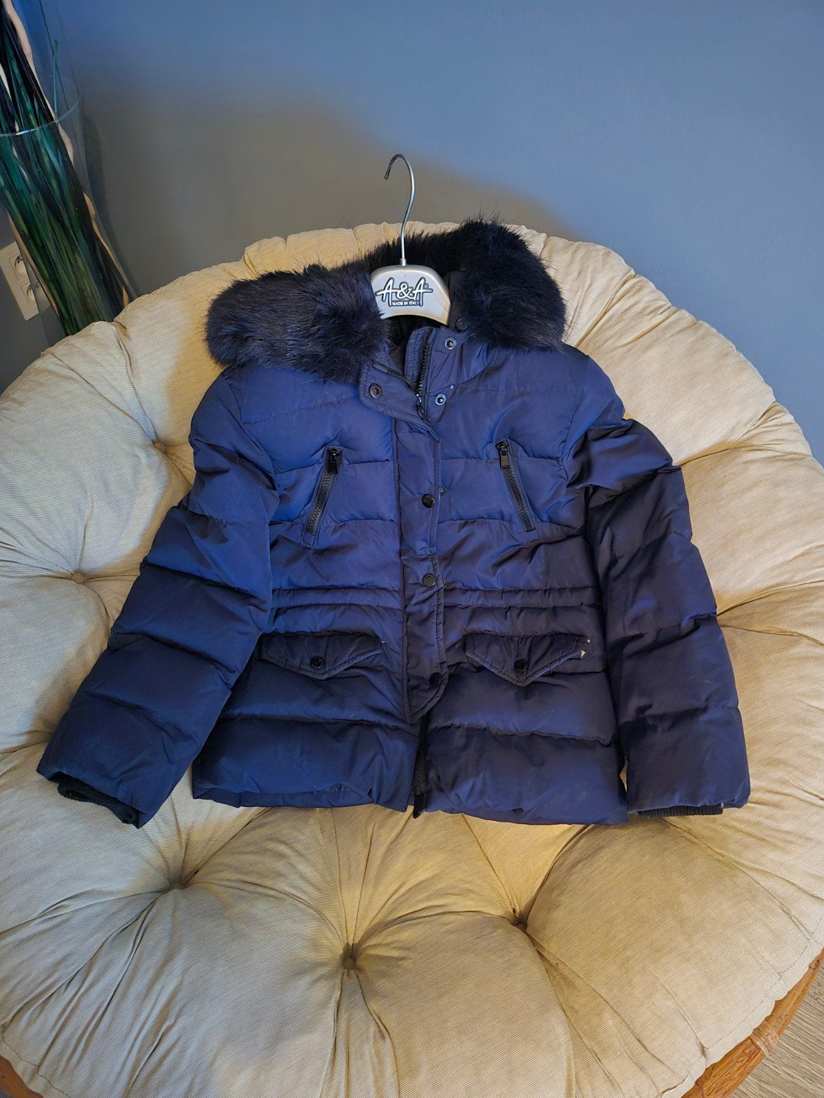 Blauwe jas Zara, Ophalen