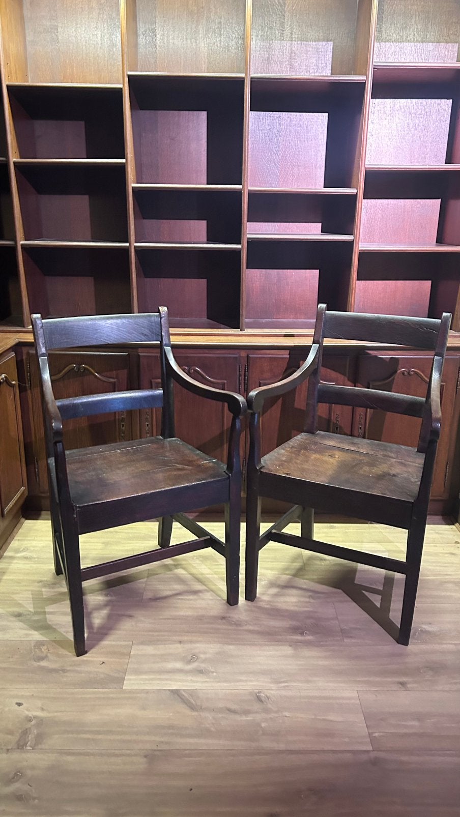 Set de 2 fauteuils anciens en bois foncé — bois massif, Antiquités & Art, Enlèvement