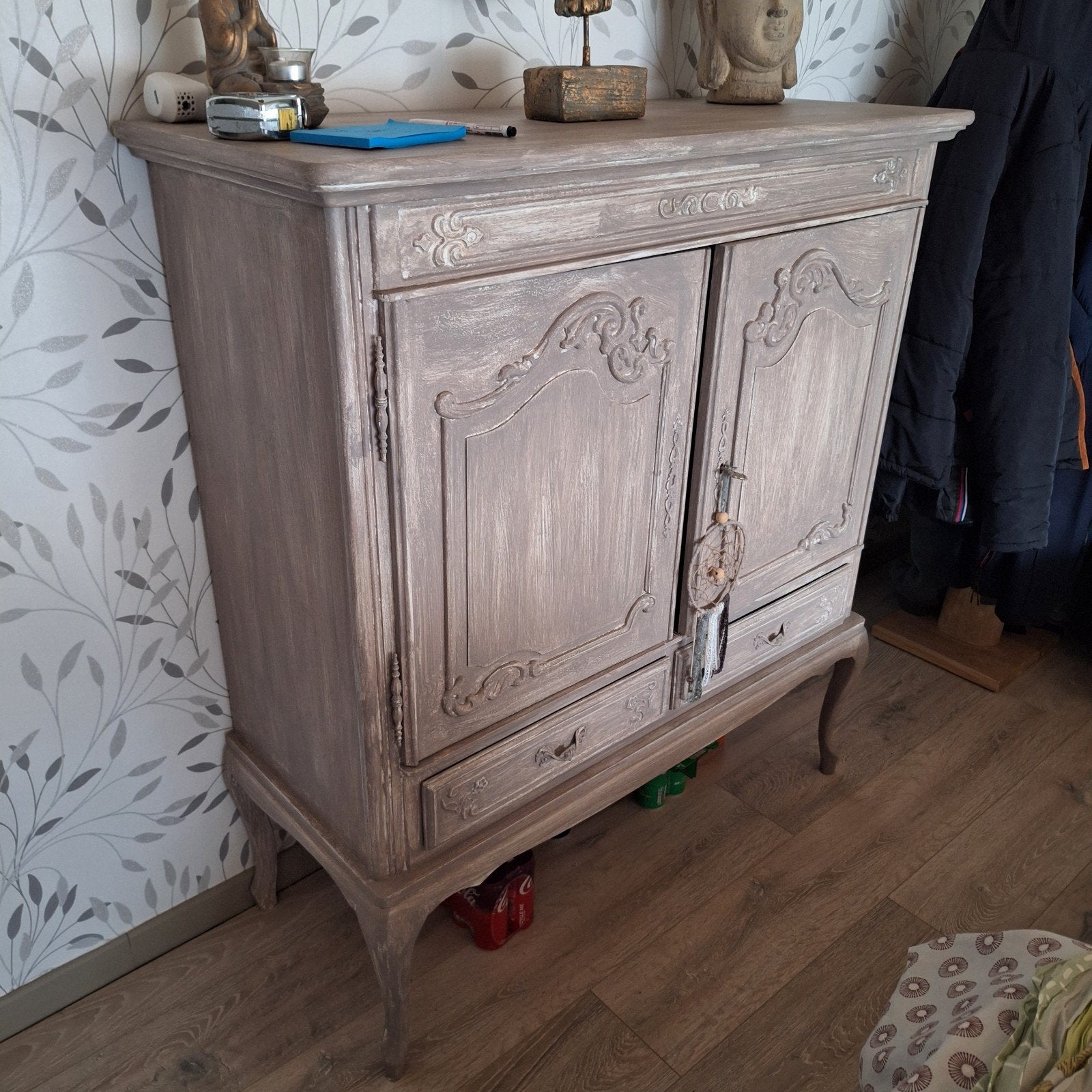 Commode patinée, Enlèvement