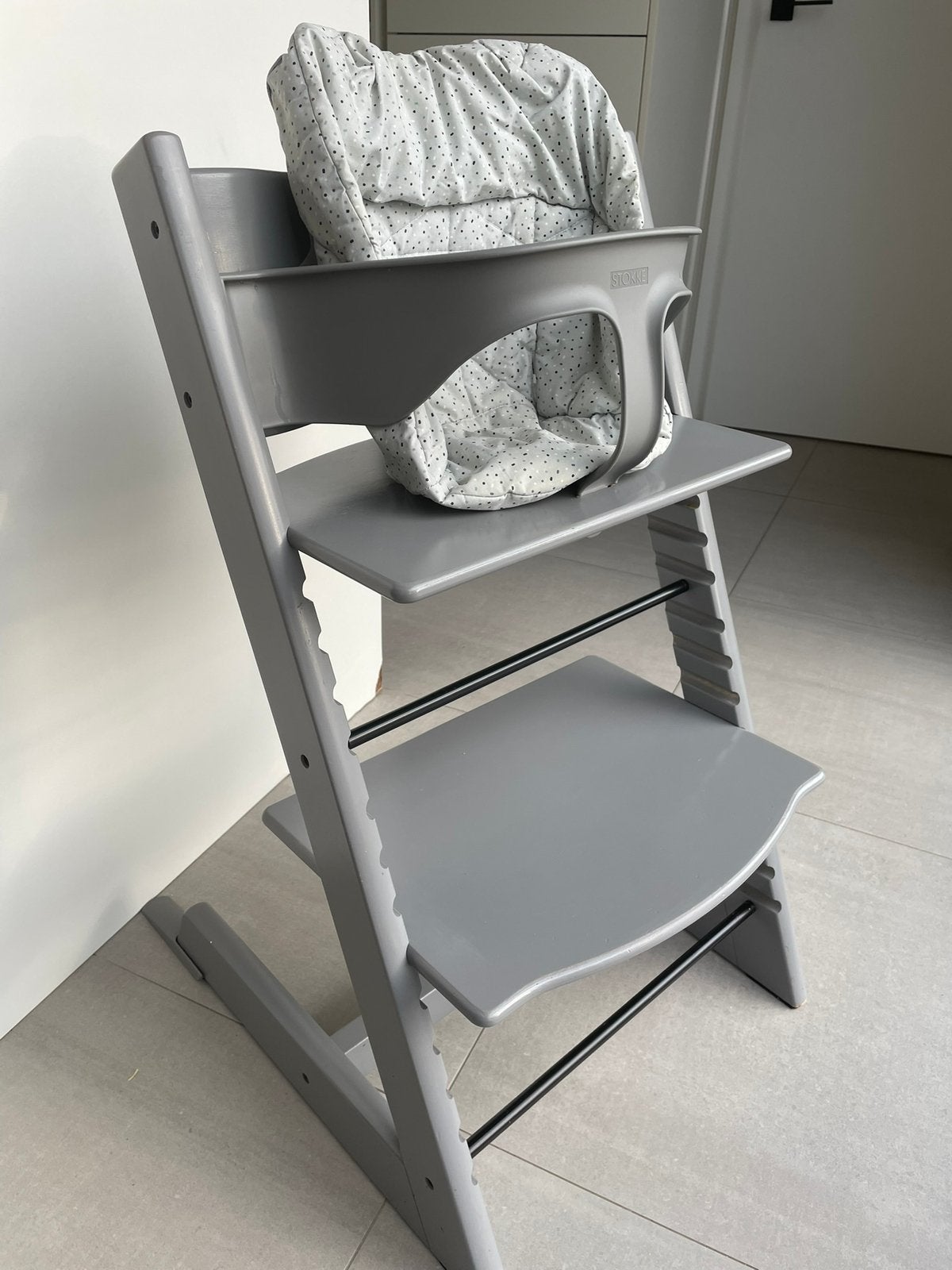 Stokke Tripp Trapp grijs -babyset +kussen - zeer goede staat, Kinderen en Baby's, Ophalen, Gebruikt, Meegroeistoel