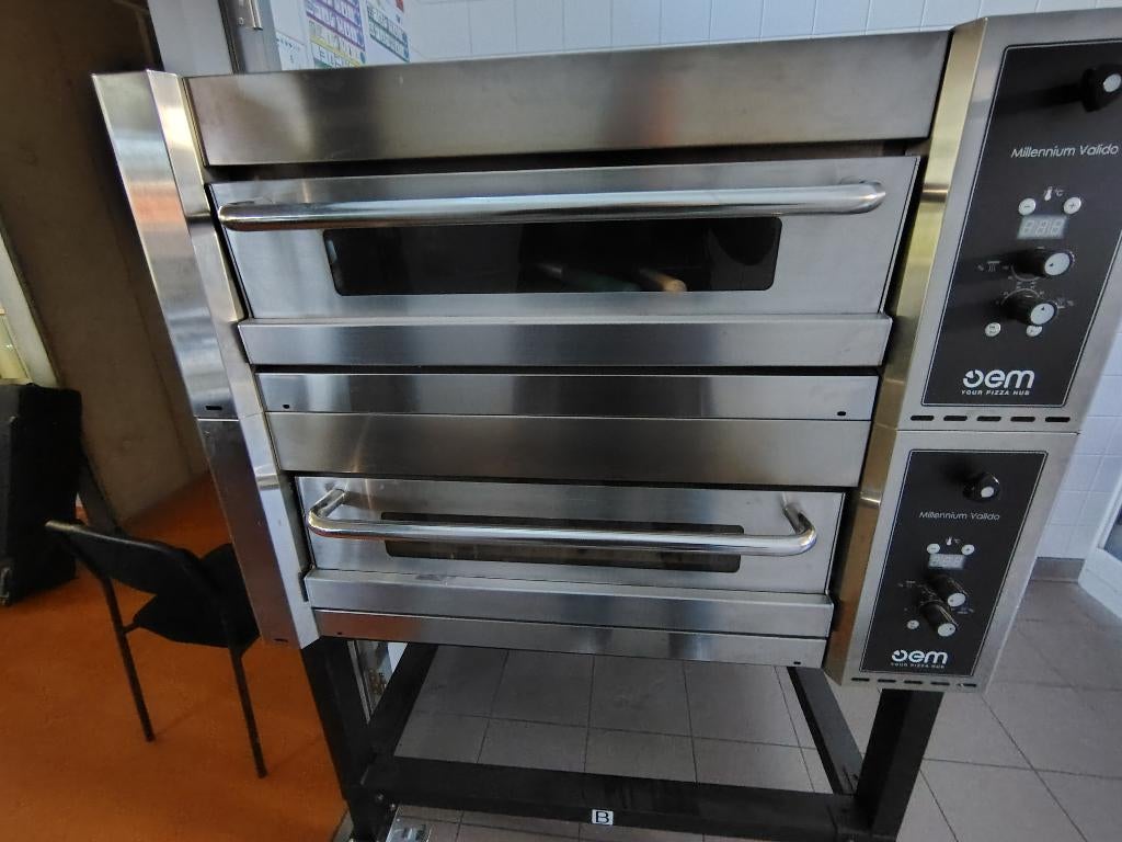 Four à pizza électrique avec support, Enlèvement, Utilisé, OEM Millennium Valido