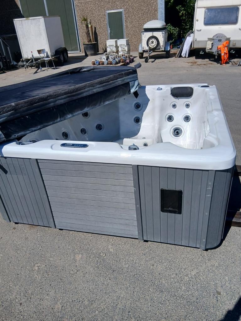 Jacuzzi gratis geleverd geplaatst en 1j garantie, Ophalen of Verzenden