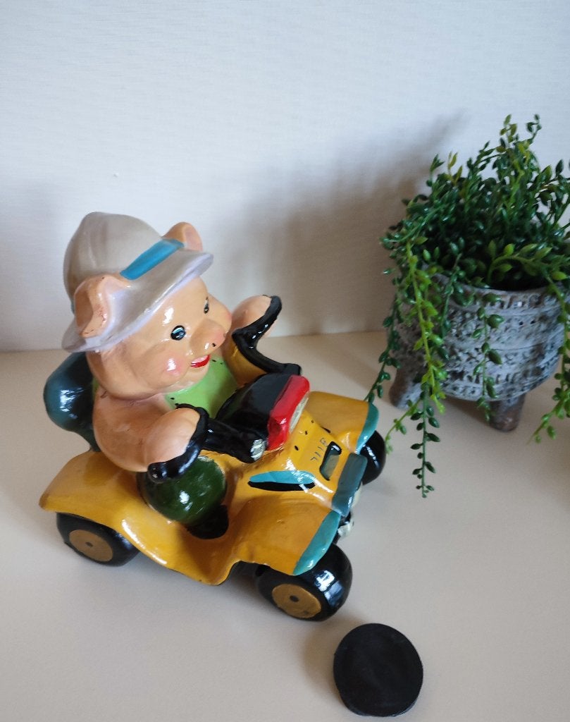 Tirelire Collector: petit cochon sur quad, Collections, Tirelires, Enlèvement ou Envoi, Utilisé, Pierre, Poterie ou Céramique