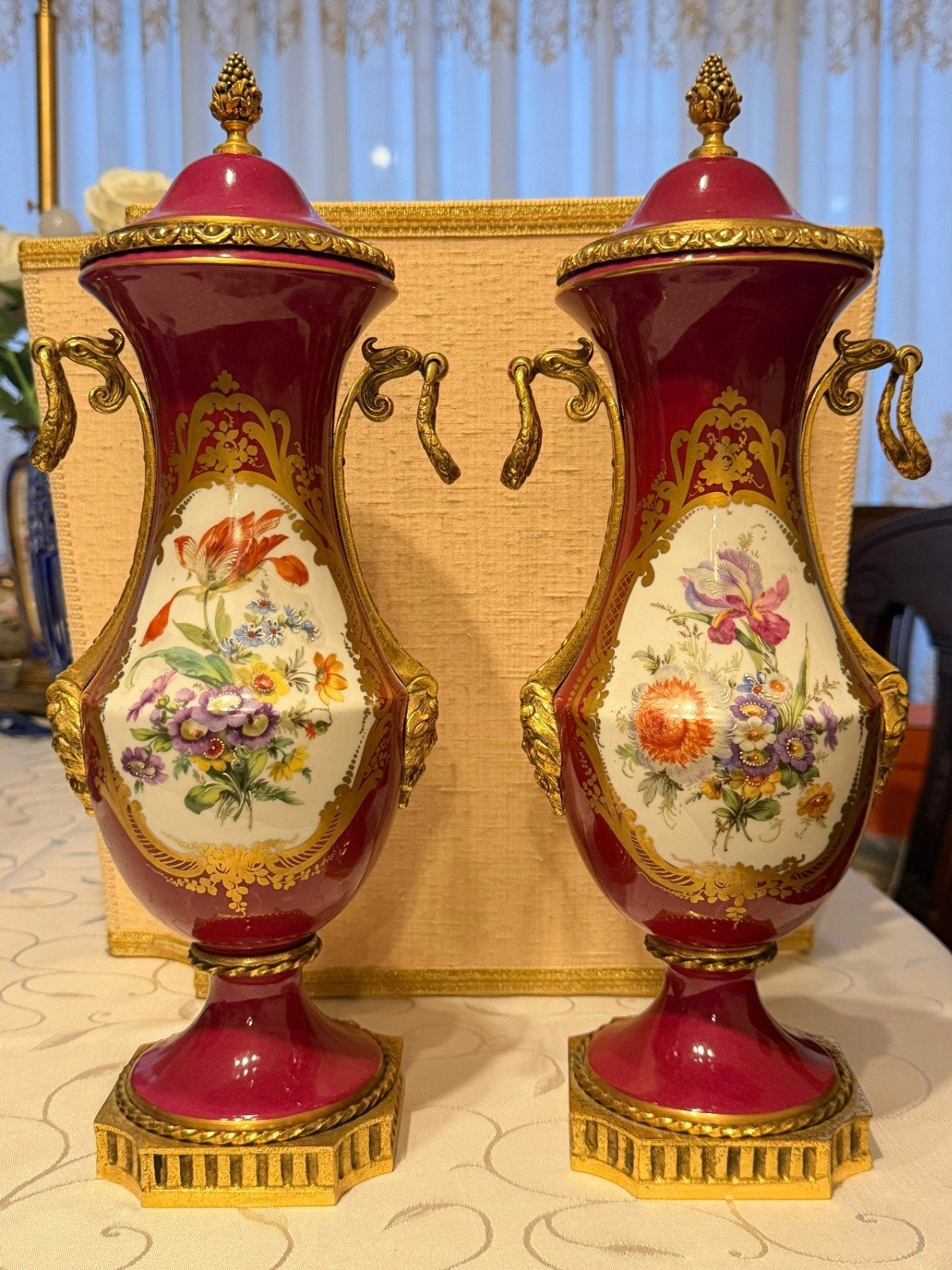 Paar vazen uit Porcelaine de Paris, Ophalen