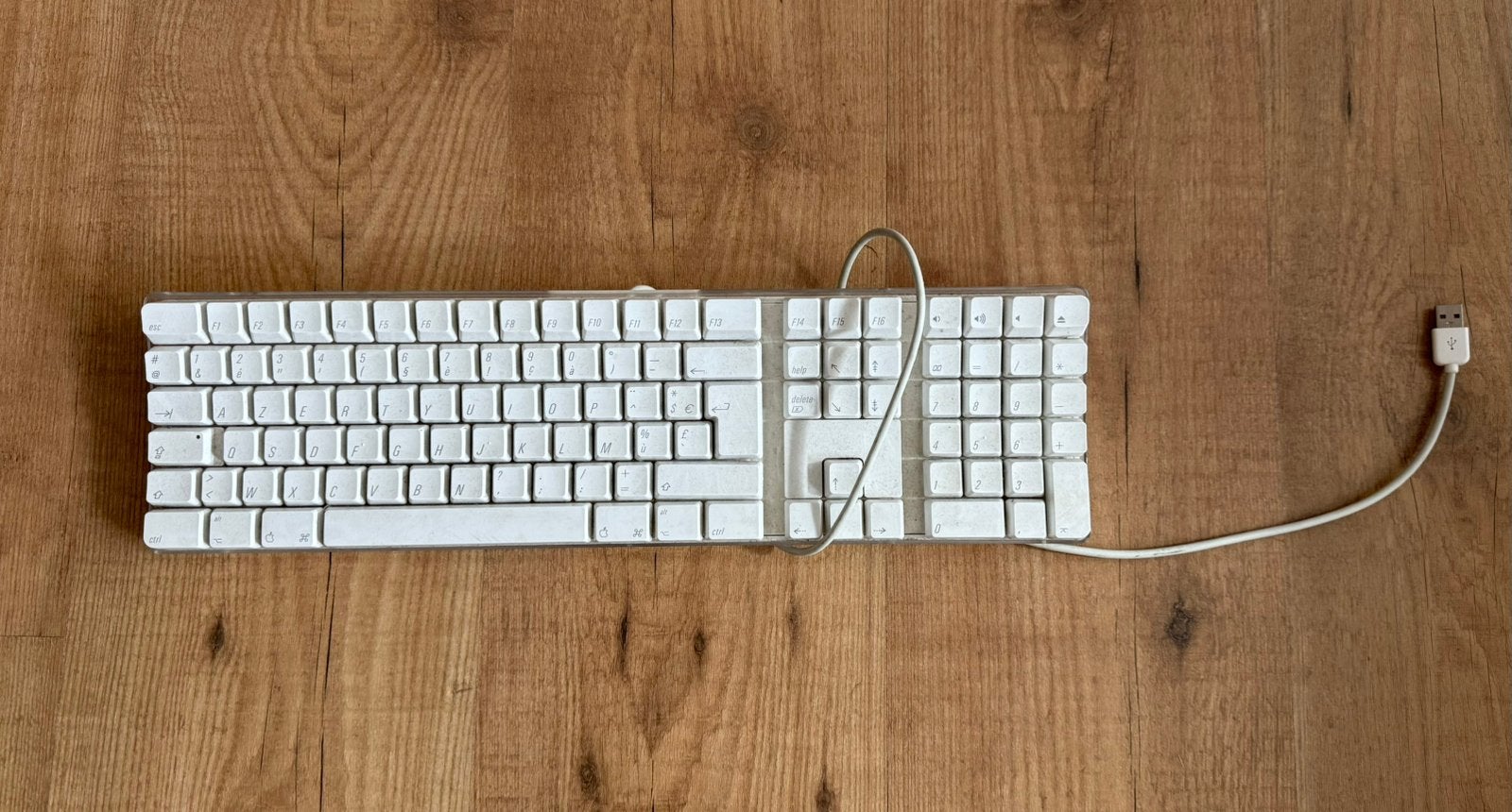 Apple keyboard azerty USB, Informatique & Logiciels, Enlèvement ou Envoi, Azerty, Utilisé, Filaire