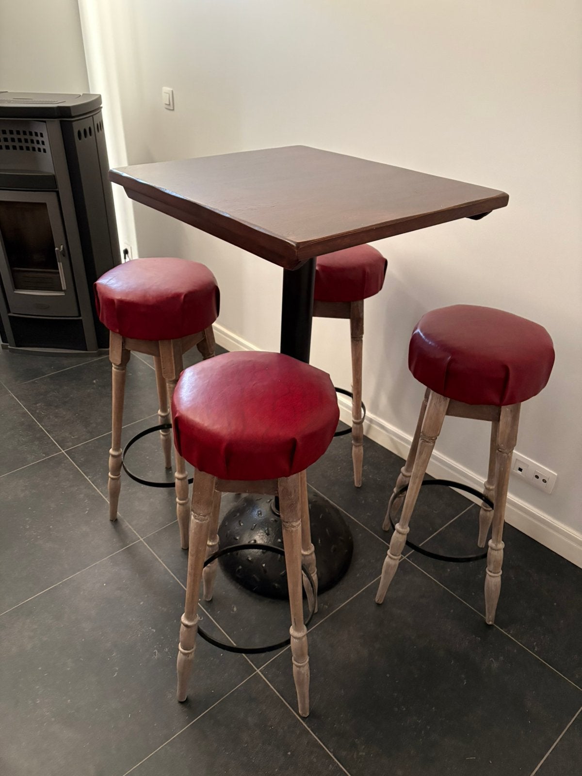 Barkrukken 4 stuks + bartafel, Huis en Inrichting, Barkrukken, Ophalen, Gebruikt, Met voetsteun, 60 tot 90 cm