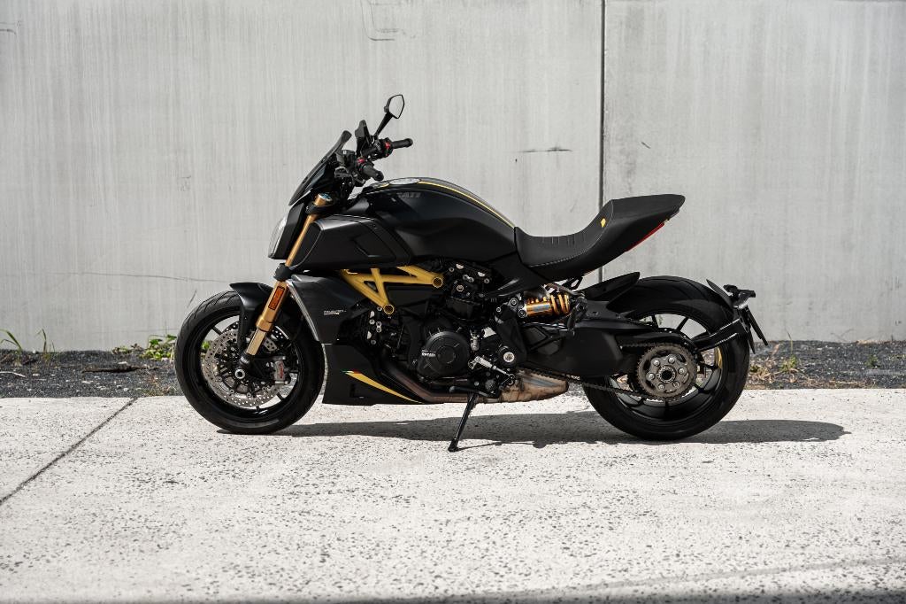 Ducati Diavel 1260 S - Black & Steel (Yellow) - 3050 Km, Motoren, 2 cilinders, Bedrijf, Naked bike, Meer dan 35 kW