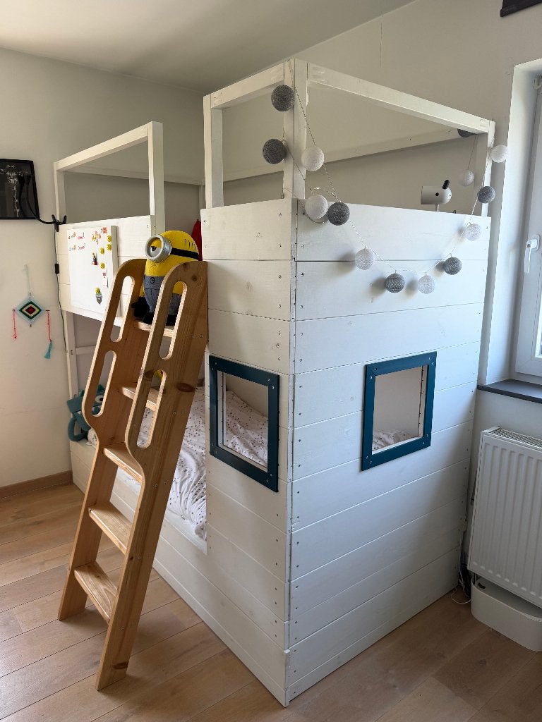 Stapelbed 'Massief houten kinderhuisje met dak en vensters', Kinderen en Baby's, Ophalen, Gebruikt, Stapelbed